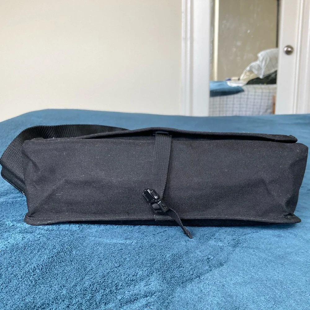 Manhattan Portage medium DJ Messenger Bag in black